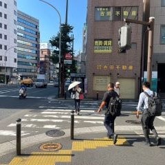 交差点を直進してください。