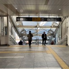東改札を出て東口へ向かってください。