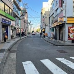 菊名5・6丁目方面へ道なりに200mほど進んでください。