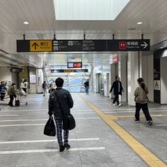 改札を出て出口方面に進み東口へ向かってください。
