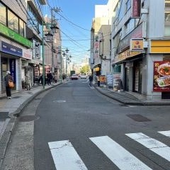 菊名5・6丁目方面へ道なりに200mほど進んでください。