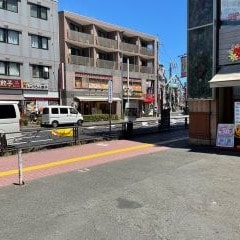 右手に進み横断歩道を渡ってください。