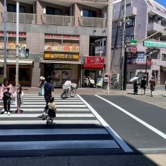 横断歩道を渡って左手の新城北口はってん会方面に進んでください。