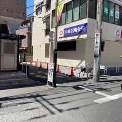 中華料理五服とファミリーマートの看板の間を進んでください。