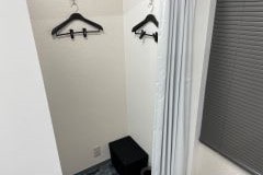 ハンガー・姿鏡完備の更衣室をご準備しております