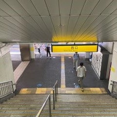 改札を出て西口出口を出てください。