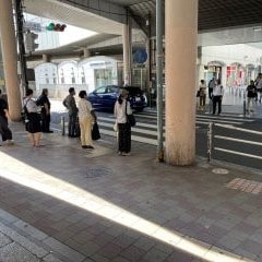 階段を下りた前の横断歩道を渡ってください。