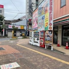 セブンイレブン沿いを右手に進み50m程直進してください。