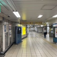 改札を出て出口０へ向かって地上へ上がってください。