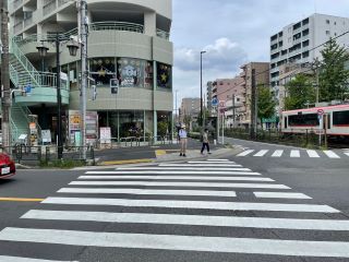 とり家方面に交差点を渡り線路沿いを直進してください。