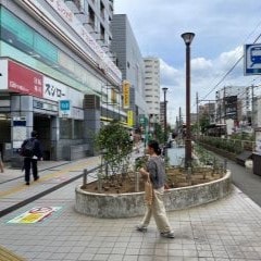 京成出口改札を出て左手に進んでください。