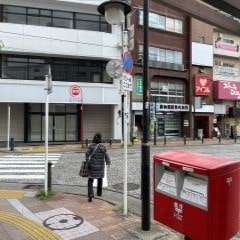 南口を出て左へ進み横断歩道を渡って右手に進みます。