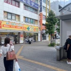 どらっぐぱぱすを前を直進してください。