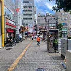 10m程直進し横断歩道を渡ってください。