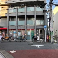 100m程直進し突き当たりを左に進んでください。