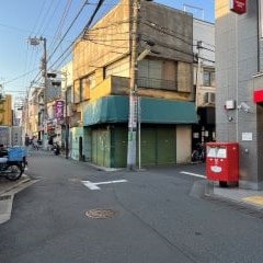 郵便局を左に曲がってすぐ、道が二手に分かれるので、これを右に曲がり50mほど進んでください。