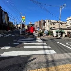 最初の横断歩道を渡りそのまま直進してください。