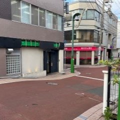 突き当たりを右手に進みすぐ左に曲がり50m程直進してください。