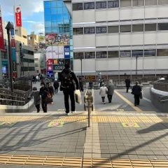 改札を出て南口へ向かってください。