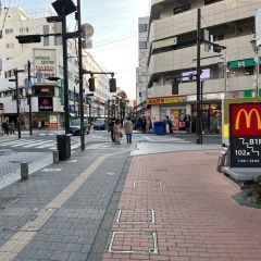 直進し一つ目の交差点を左に曲がってください。