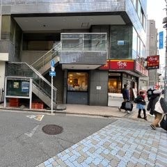 すき家の手前を左手に進んでください。