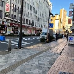 100m程直進し左手の横断歩道を渡ってください。