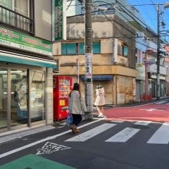 最初の十字路を左手に進んでください。