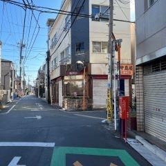 50m程直進し右手に進んでください。
