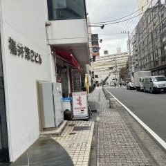 三菱UFJ銀行がある交差点を右に進み直進してください。