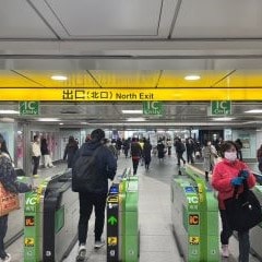 北口改札を出てください。