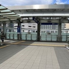 横浜アリーナ方面へ進んでください。