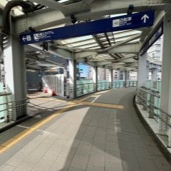 突き当たりを左手に進みます。