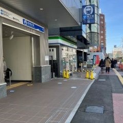 ファミリーマートを左手に直進し、2つ目の信号を左手に進んでください。