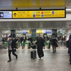 中央北改札をでて右手へ進んでください。