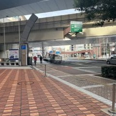 川を渡り左手に進んでください。