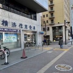 2つ目の信号を左に進んでください。
